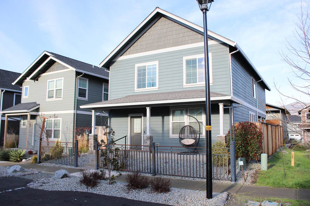 237 Willow Way - Photo 1