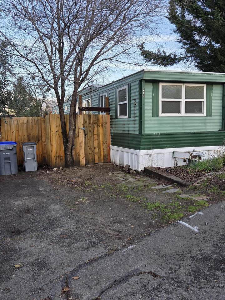 2799 Siskiyou Boulevard - Photo 1