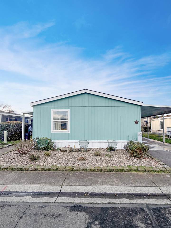 1570 S Peach Street - Photo 1