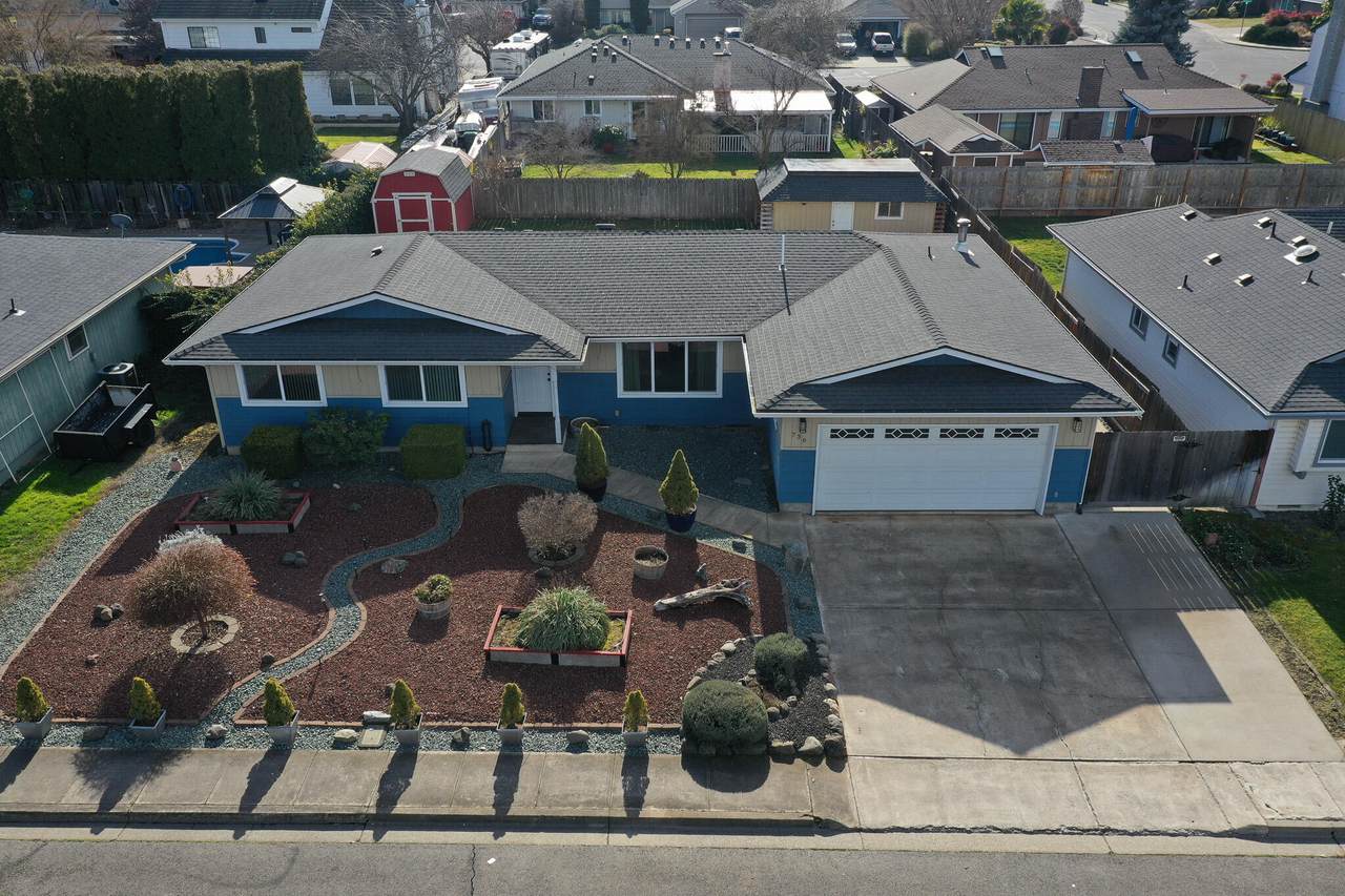 736 Hemlock Avenue - Photo 1