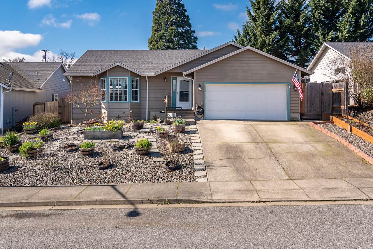 380 Sunnyside Drive - Photo 1