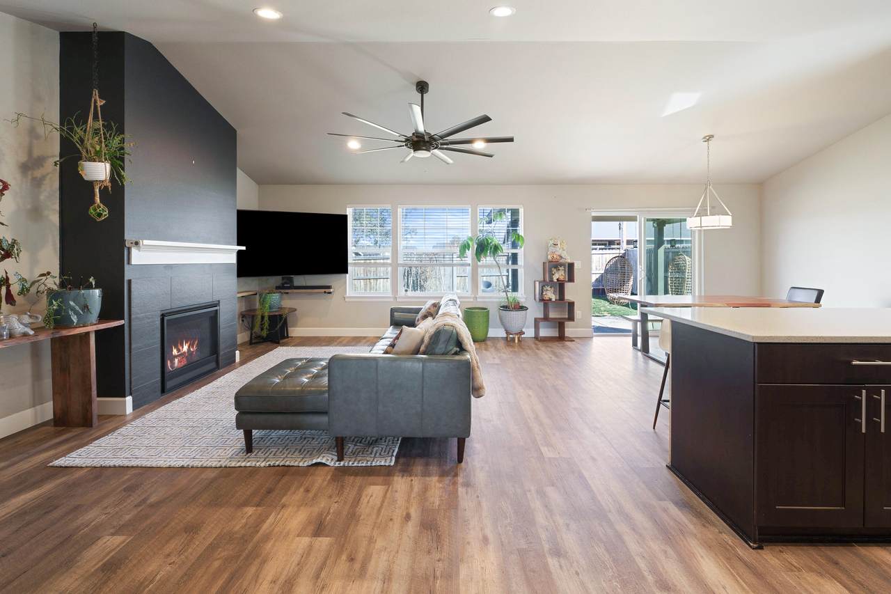 270 33rd Street - Photo 1