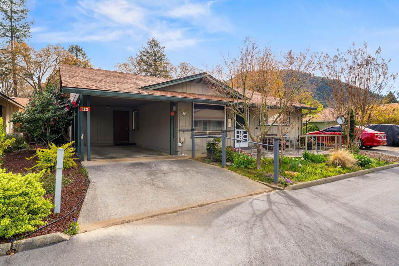 714 Brookside Circle - Photo 1