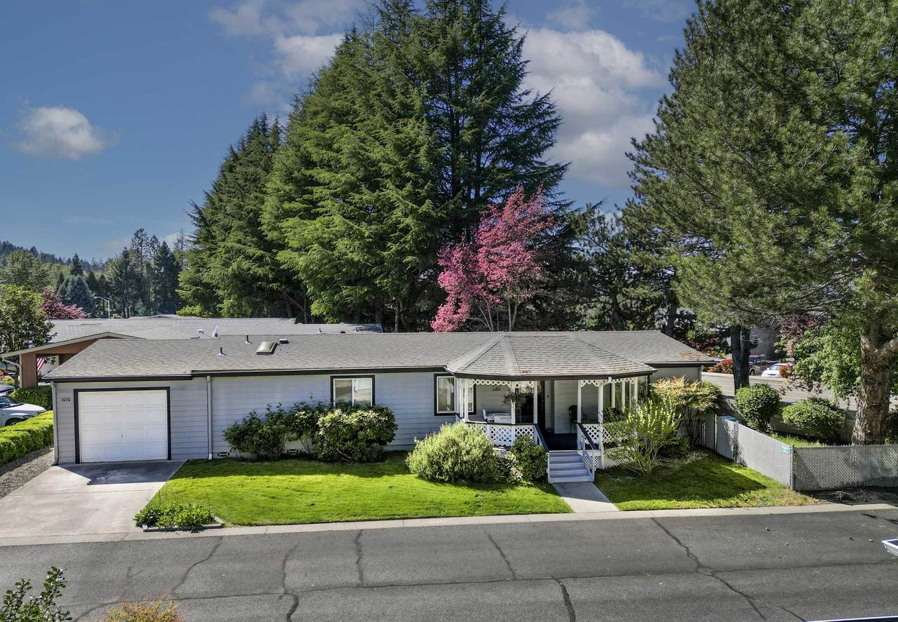 1010 Hemlock Lane - Photo 1