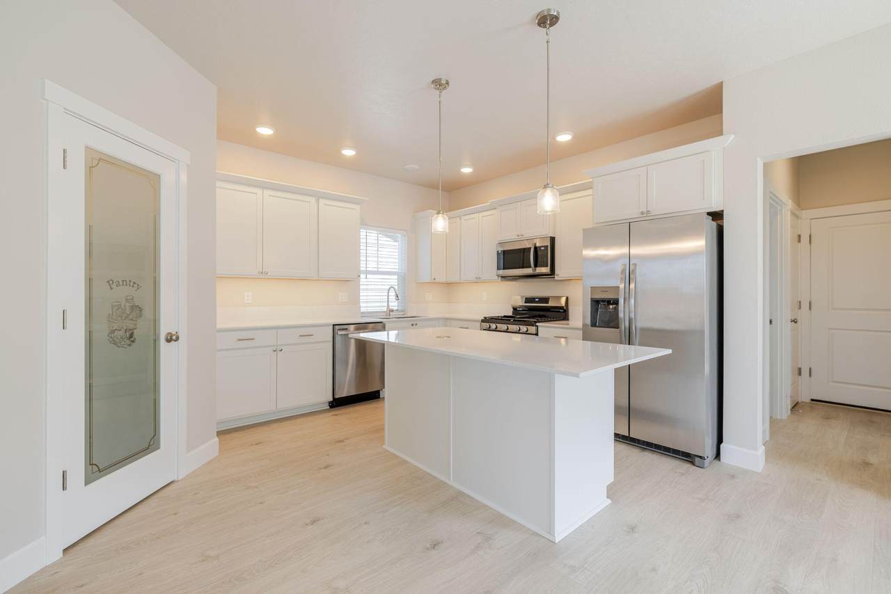 868 19th Street - Photo 1