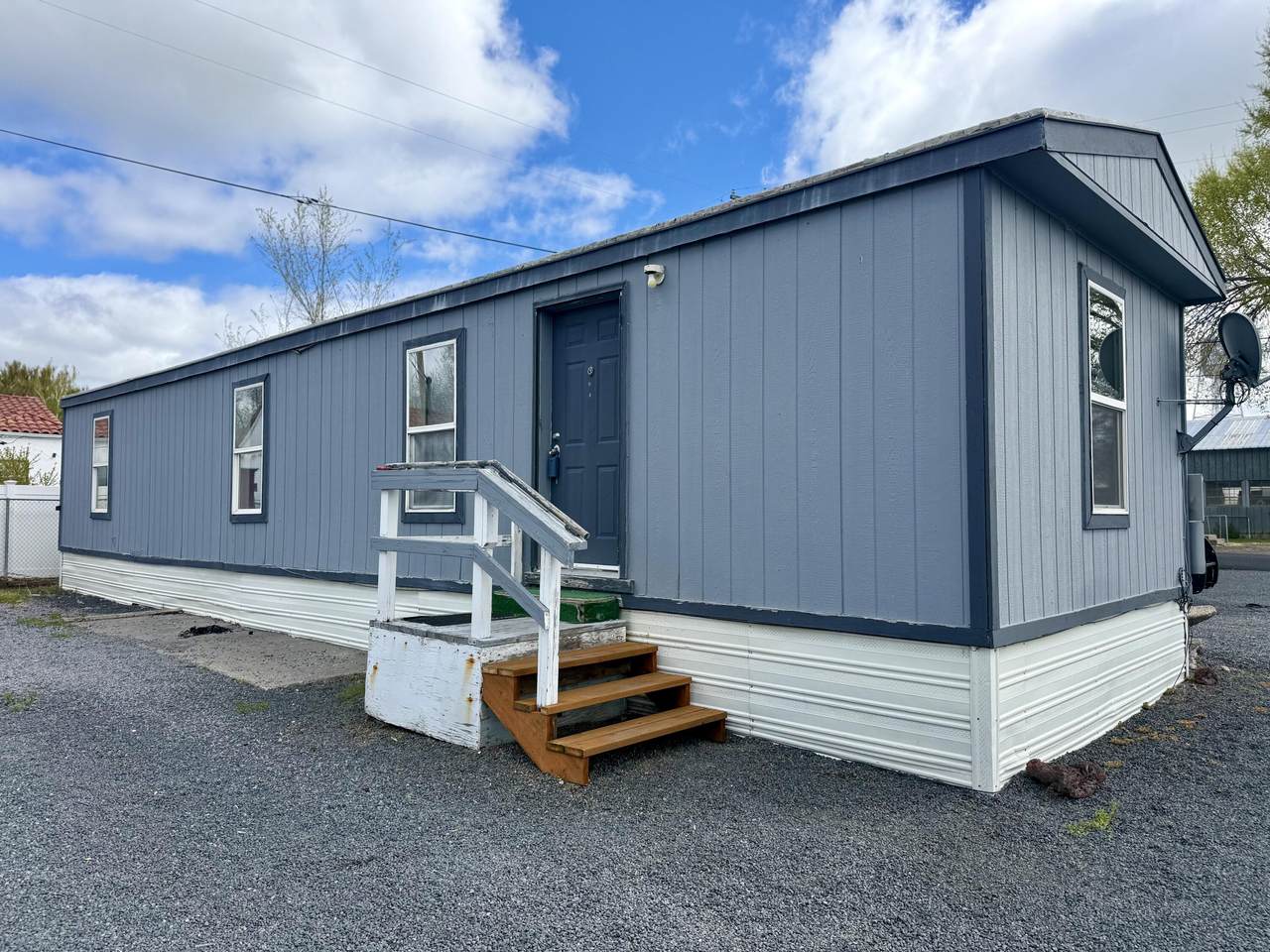 425 Front - Photo 1