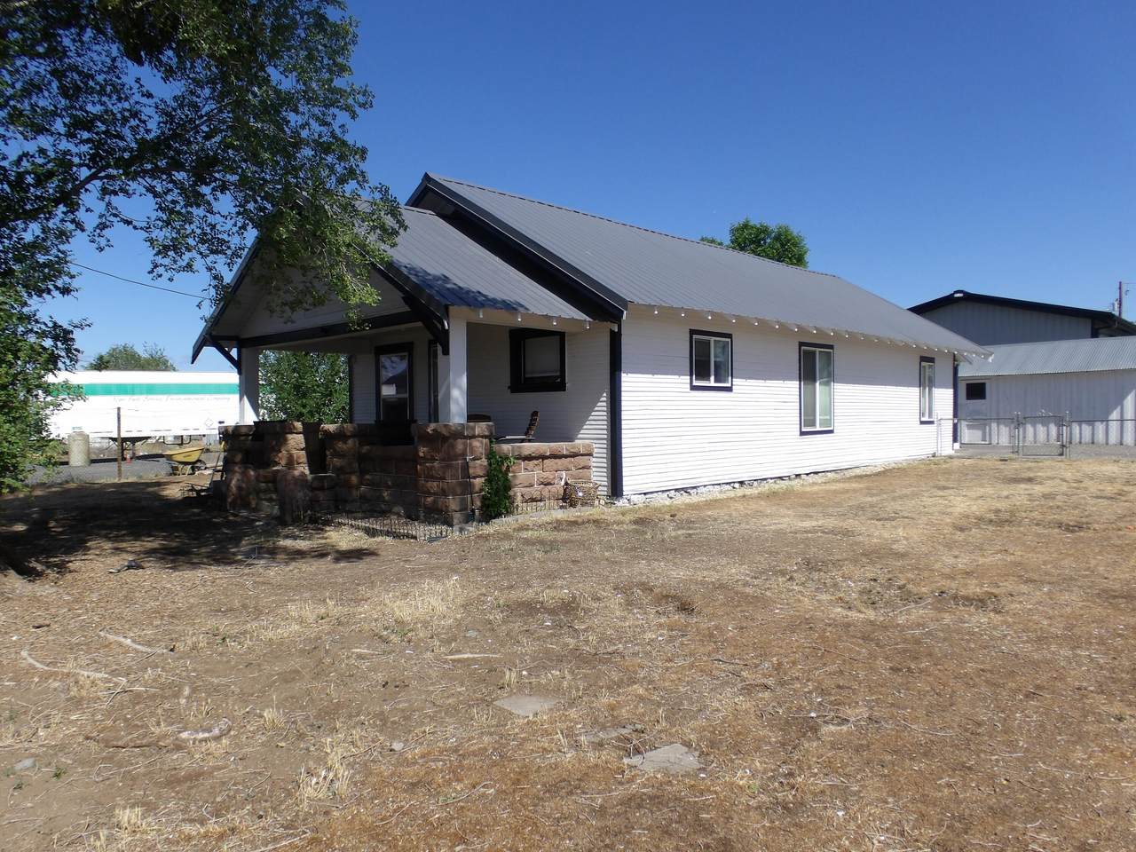 411 Evergreen Avenue - Photo 1