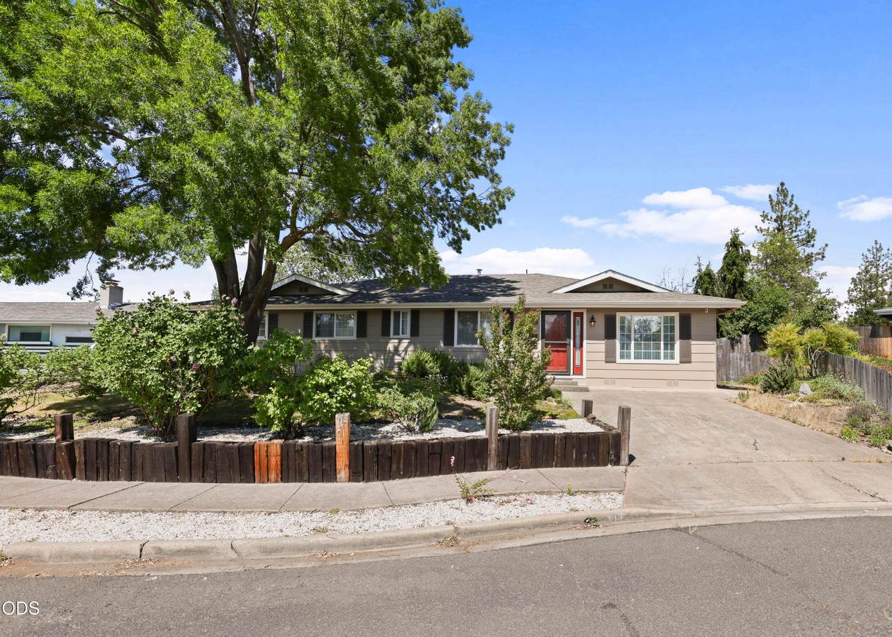 619 Kings Court - Photo 1