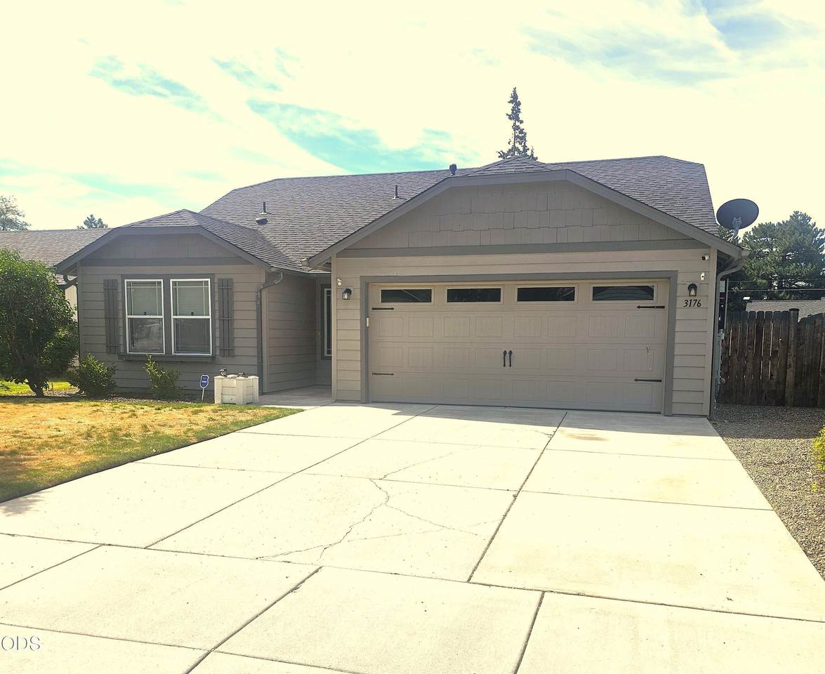 3176 Evergreen Avenue - Photo 1