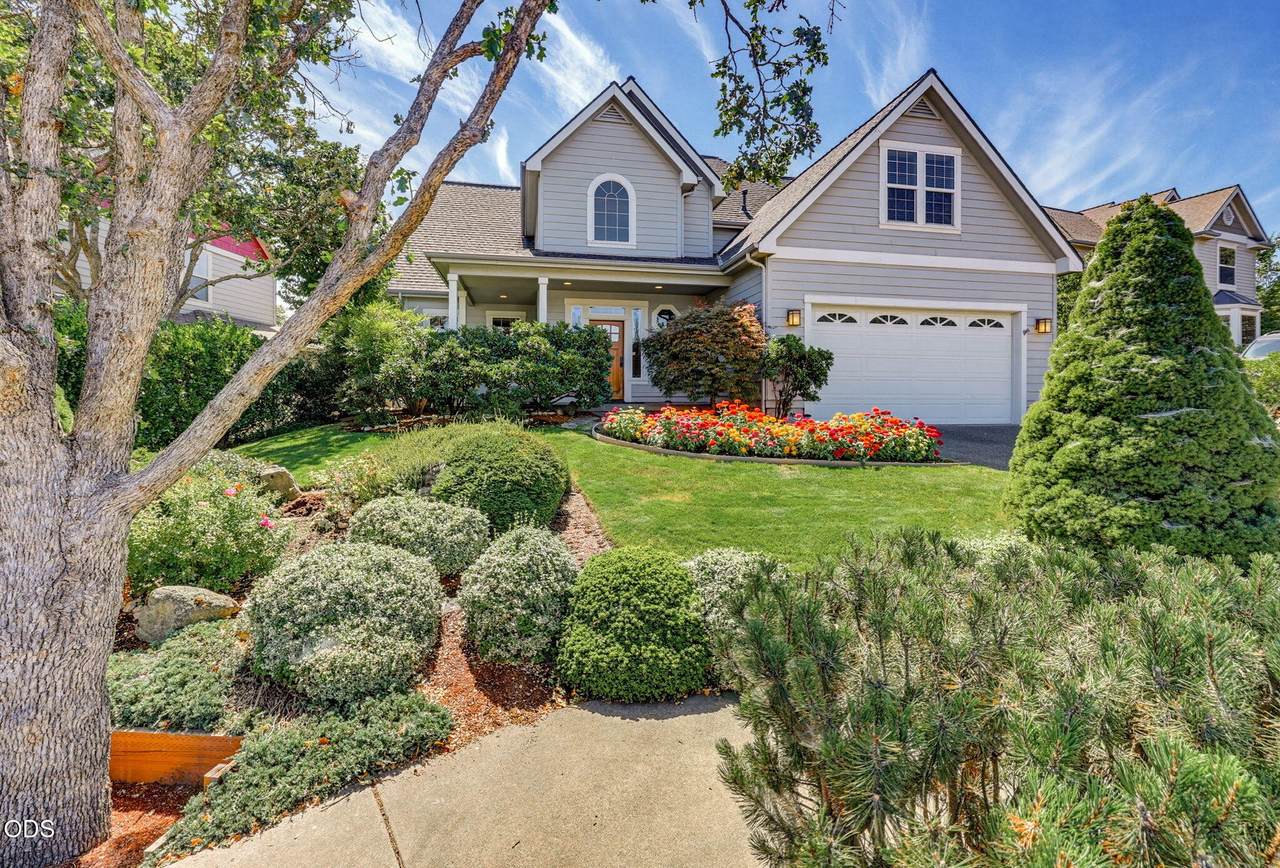 527 Sutton Place - Photo 1