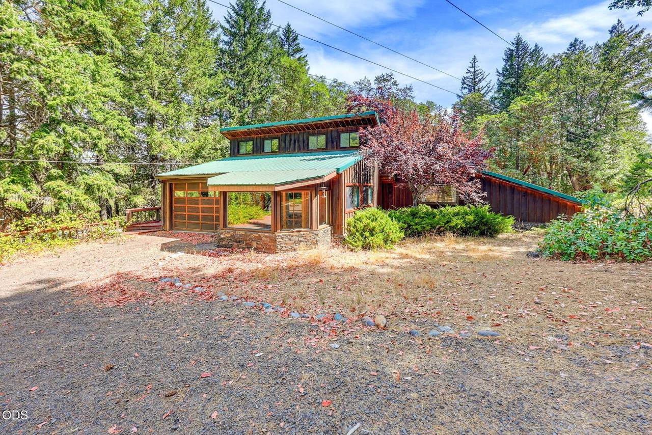 5010 Old Highway 99 - Photo 1