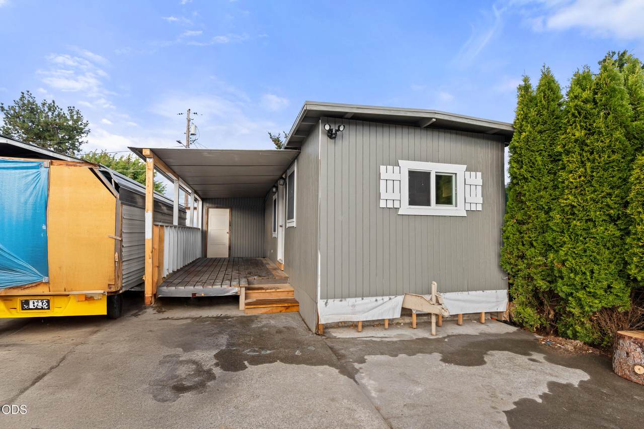 2395 Redwood Avenue - Photo 1