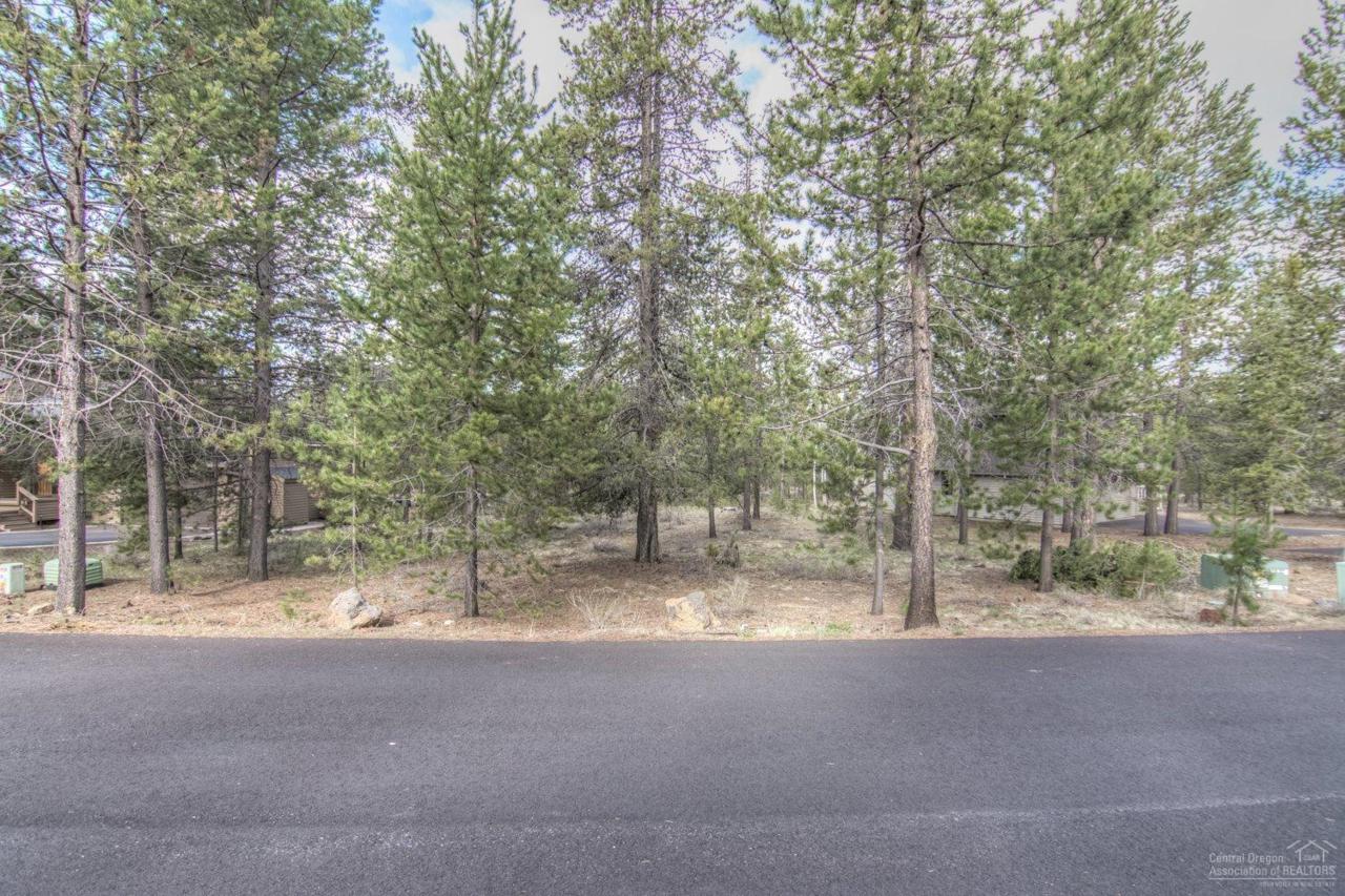 28 Yellow Pine Loop, Sunriver, OR 97707 (MLS #201600263) :: Birtola Garmyn High Desert Realty