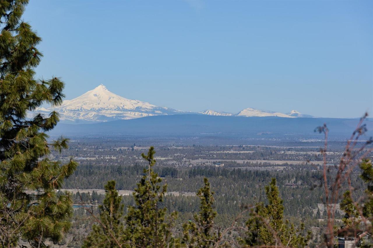 1613 NW Overlook Drive, Bend, OR 97703 (MLS #201602786) :: Birtola Garmyn High Desert Realty