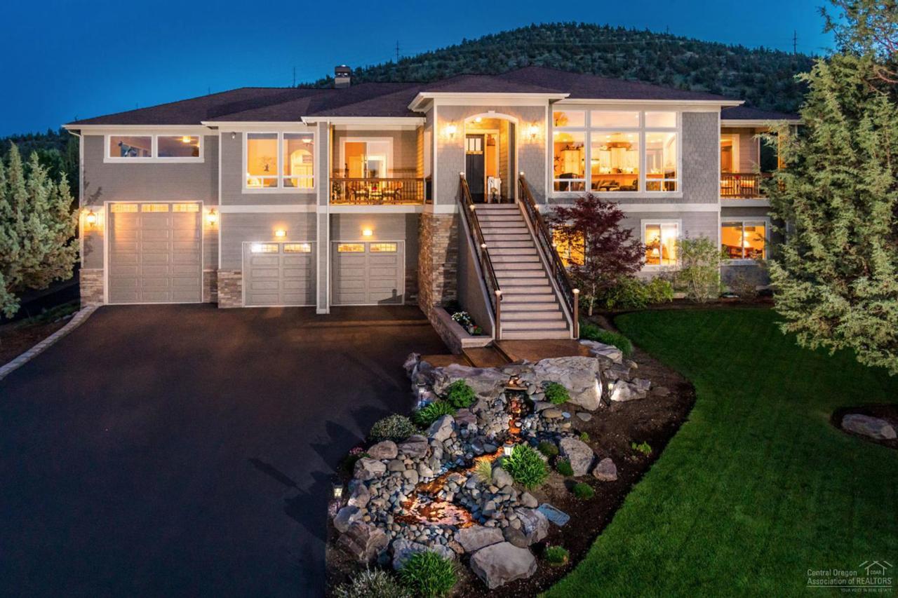 10264 Sundance Ridge Loop, Redmond, OR 97756 (MLS #201603774) :: Birtola Garmyn High Desert Realty