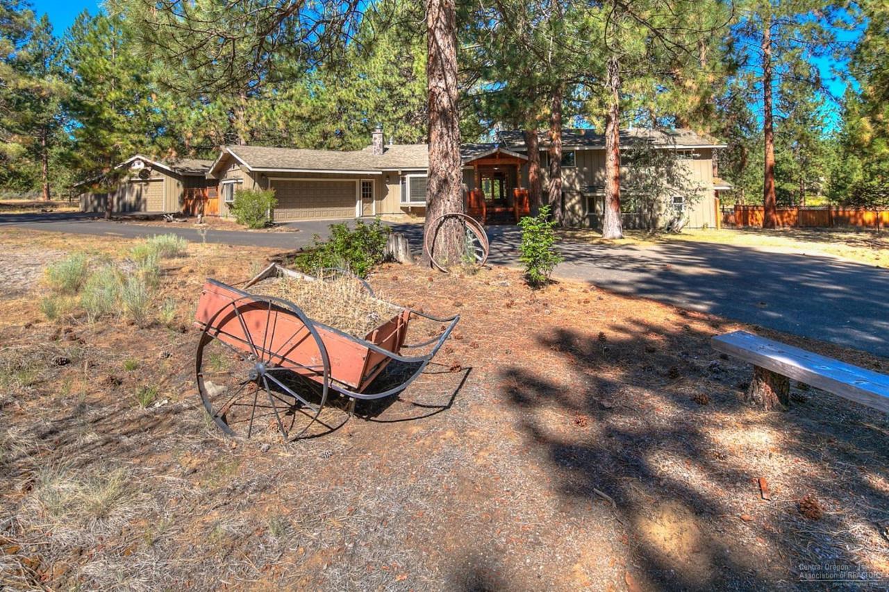 60235 E Ridgeview Drive, Bend, OR 97702 (MLS #201608003) :: Birtola Garmyn High Desert Realty