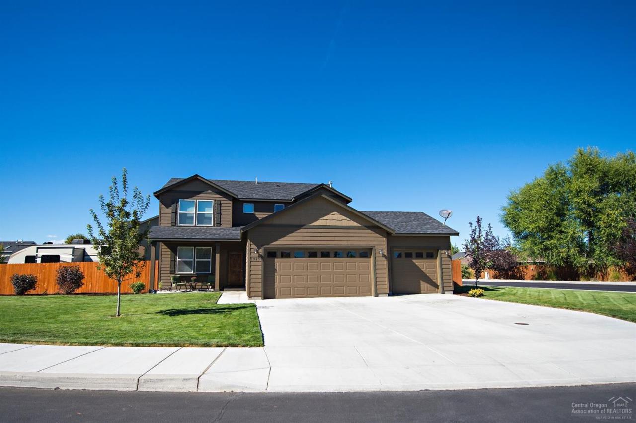 1925 NW Quince Tree Court, Redmond, OR 97756 (MLS #201609103) :: Birtola Garmyn High Desert Realty