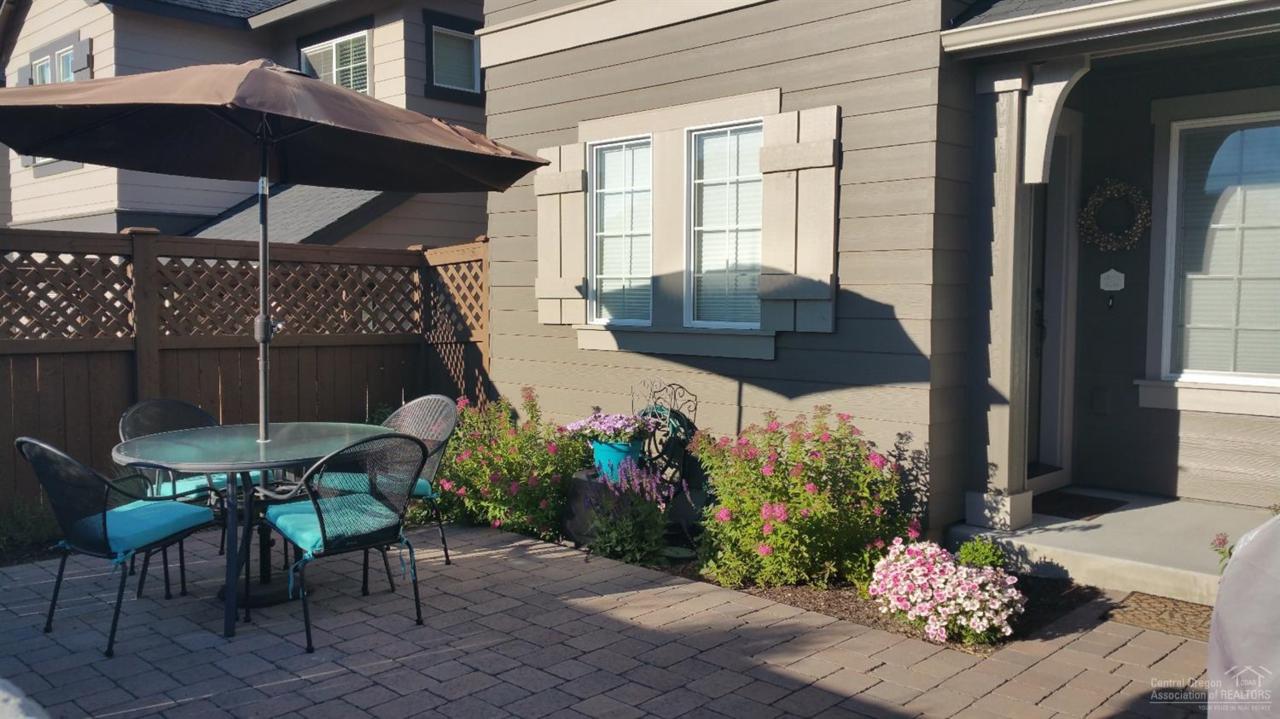 21024 High Desert Lane, Bend, OR 97701 (MLS #201609624) :: Birtola Garmyn High Desert Realty