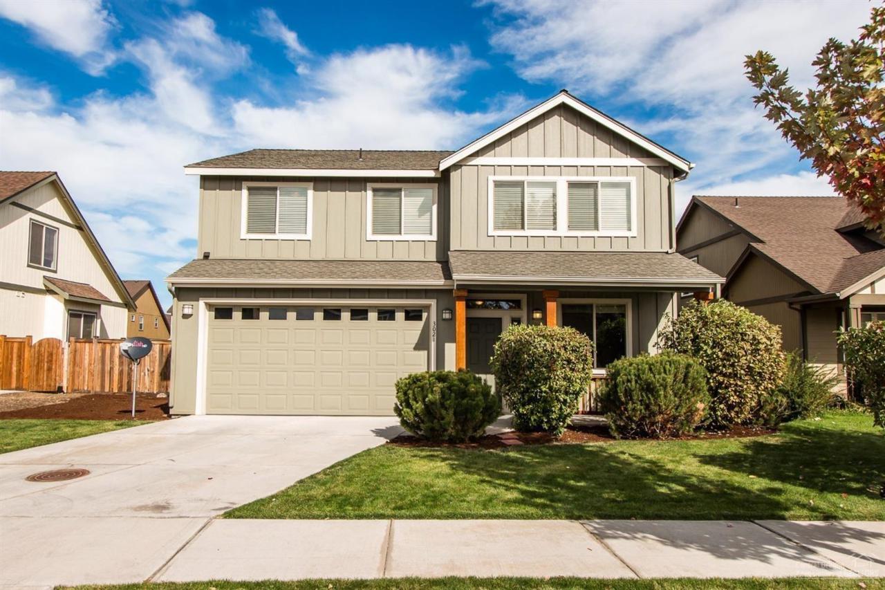 3021 SW Indian Place, Redmond, OR 97756 (MLS #201609778) :: Birtola Garmyn High Desert Realty