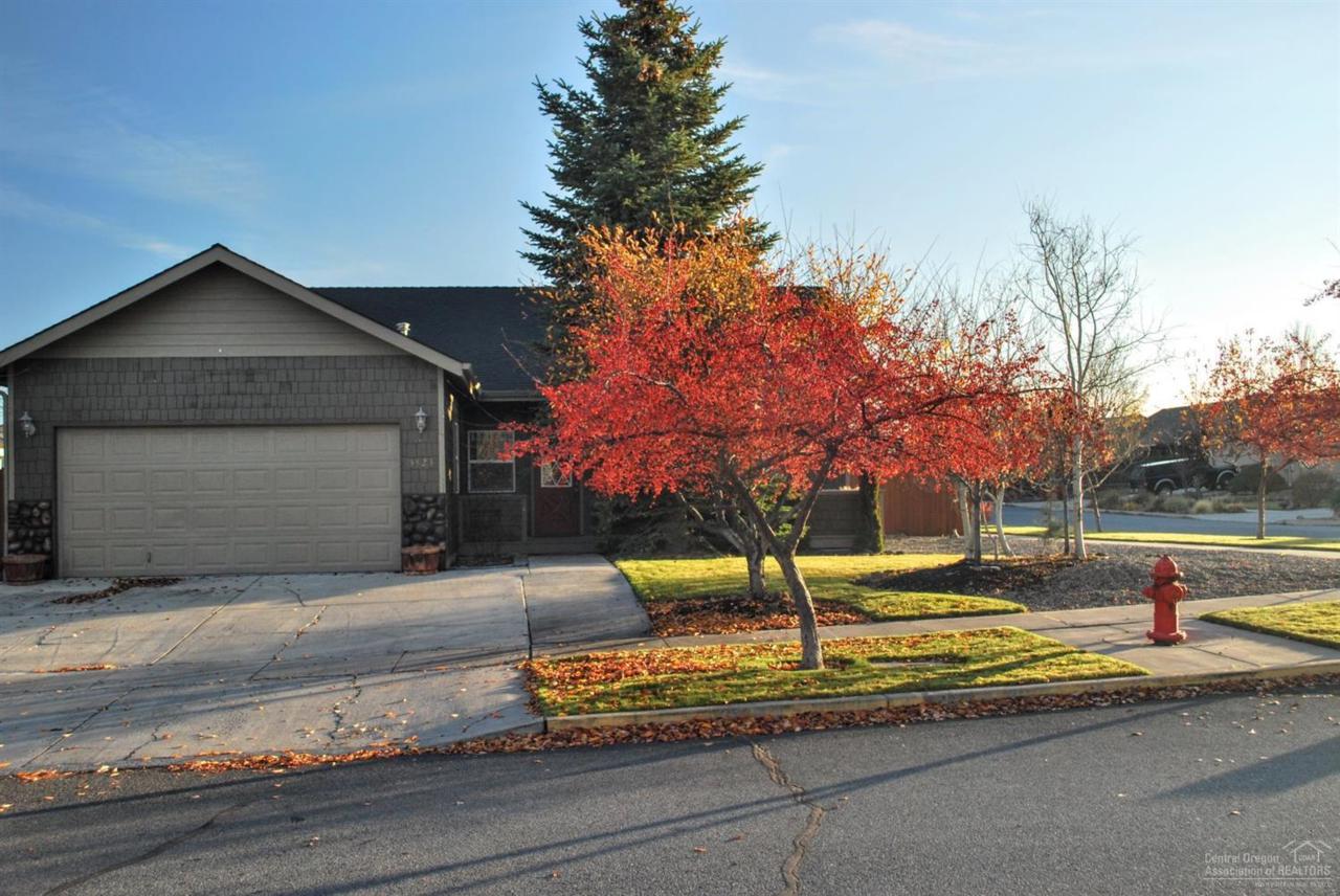 3323 NE Collier Court, Bend, OR 97701 (MLS #201610129) :: Birtola Garmyn High Desert Realty