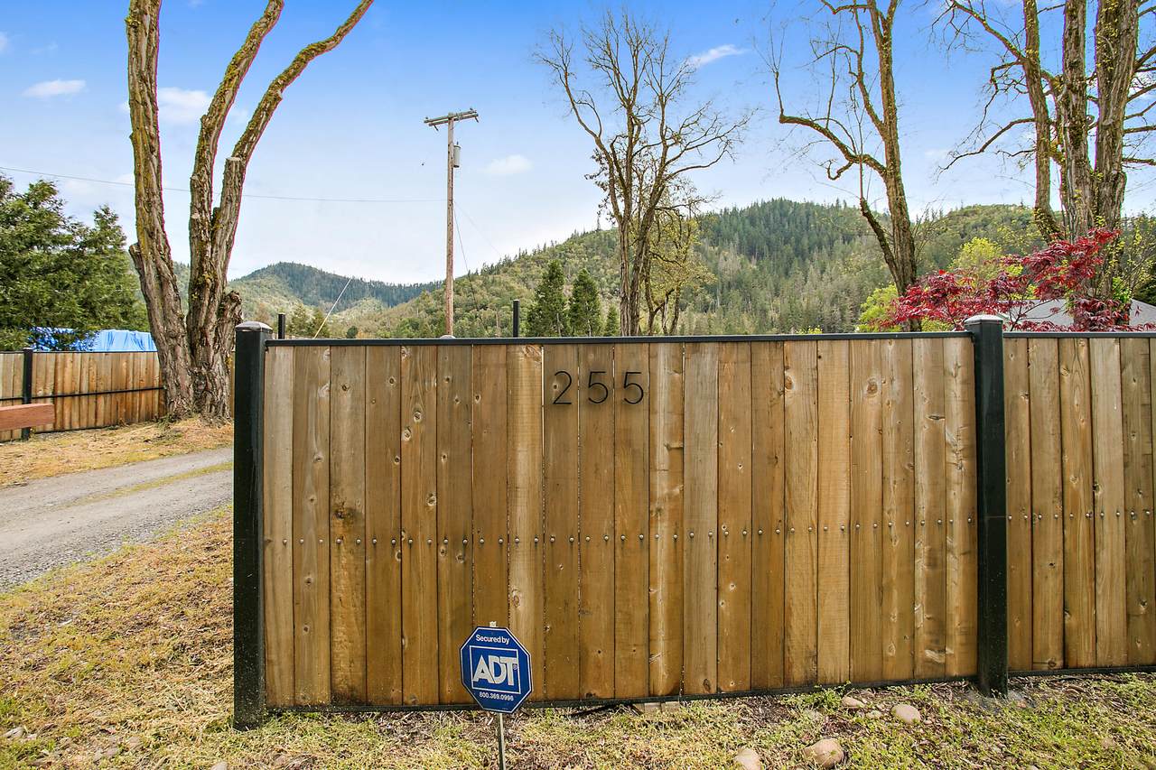 255 Rogue River Highway - Photo 1