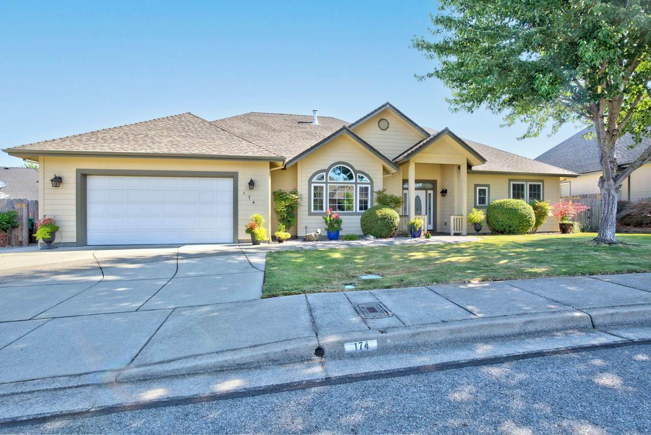 174 Whispering Drive - Photo 1