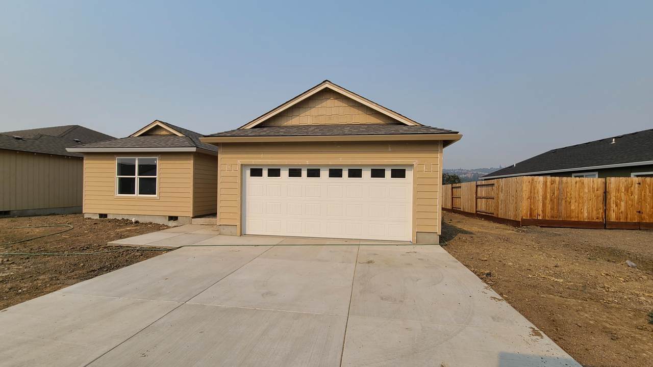 985 Stonewater Drive - Photo 1