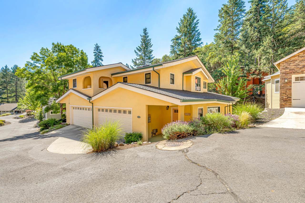 220 Oak Knoll - Photo 1