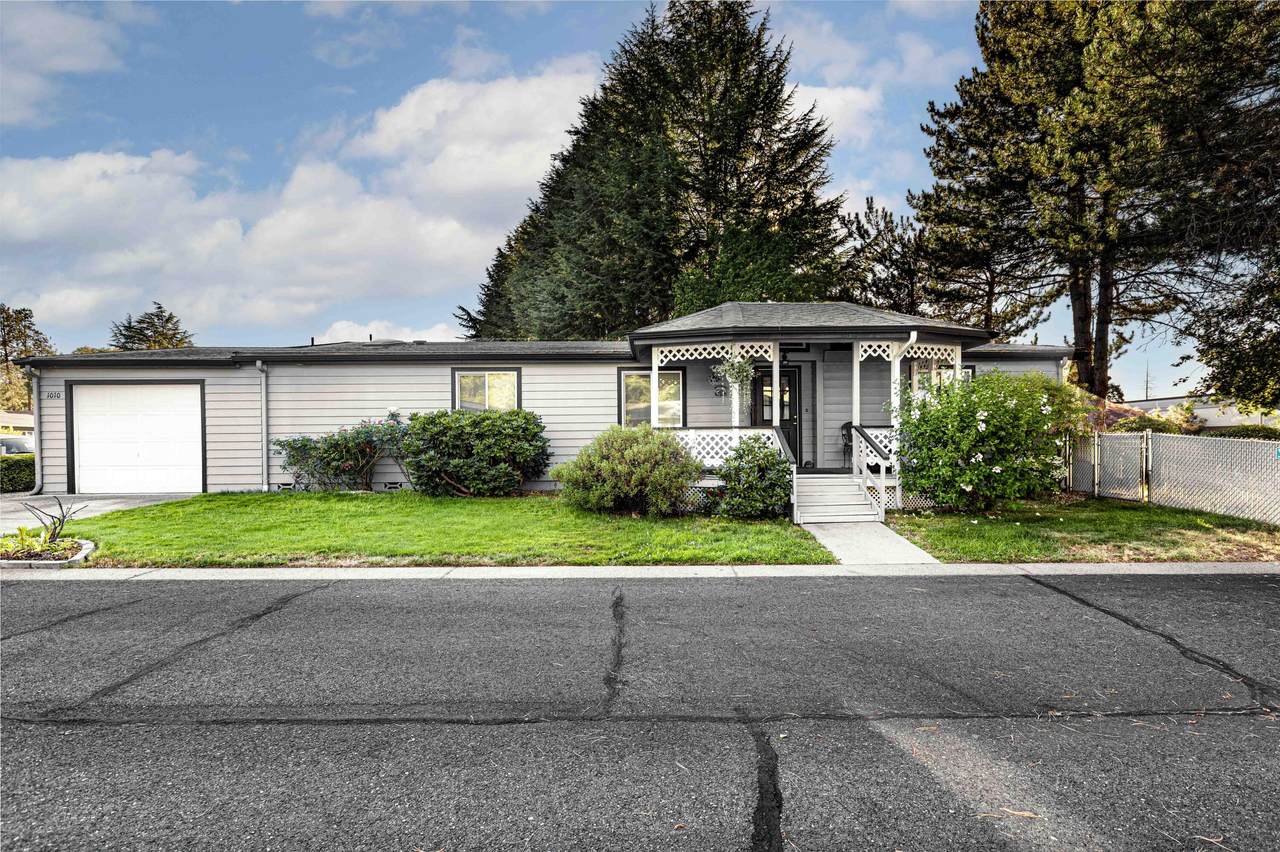 1010 Hemlock Lane - Photo 1