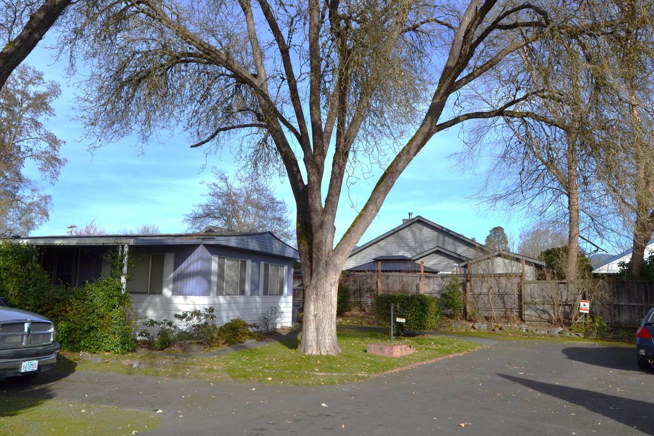 285 Lakeview Drive - Photo 1