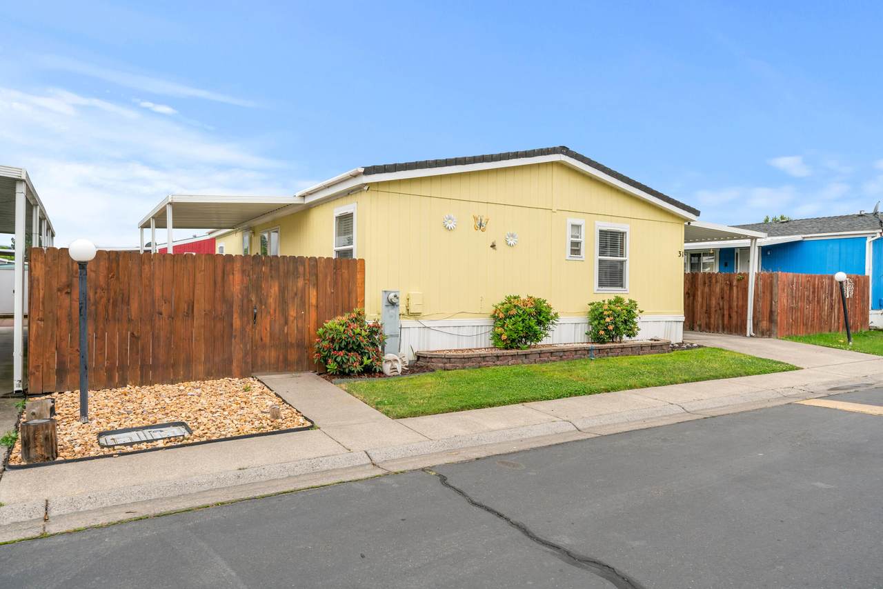 1570 Peach Street - Photo 1