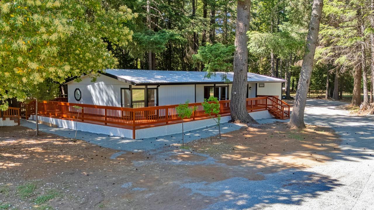 601 Pinewood Way - Photo 1