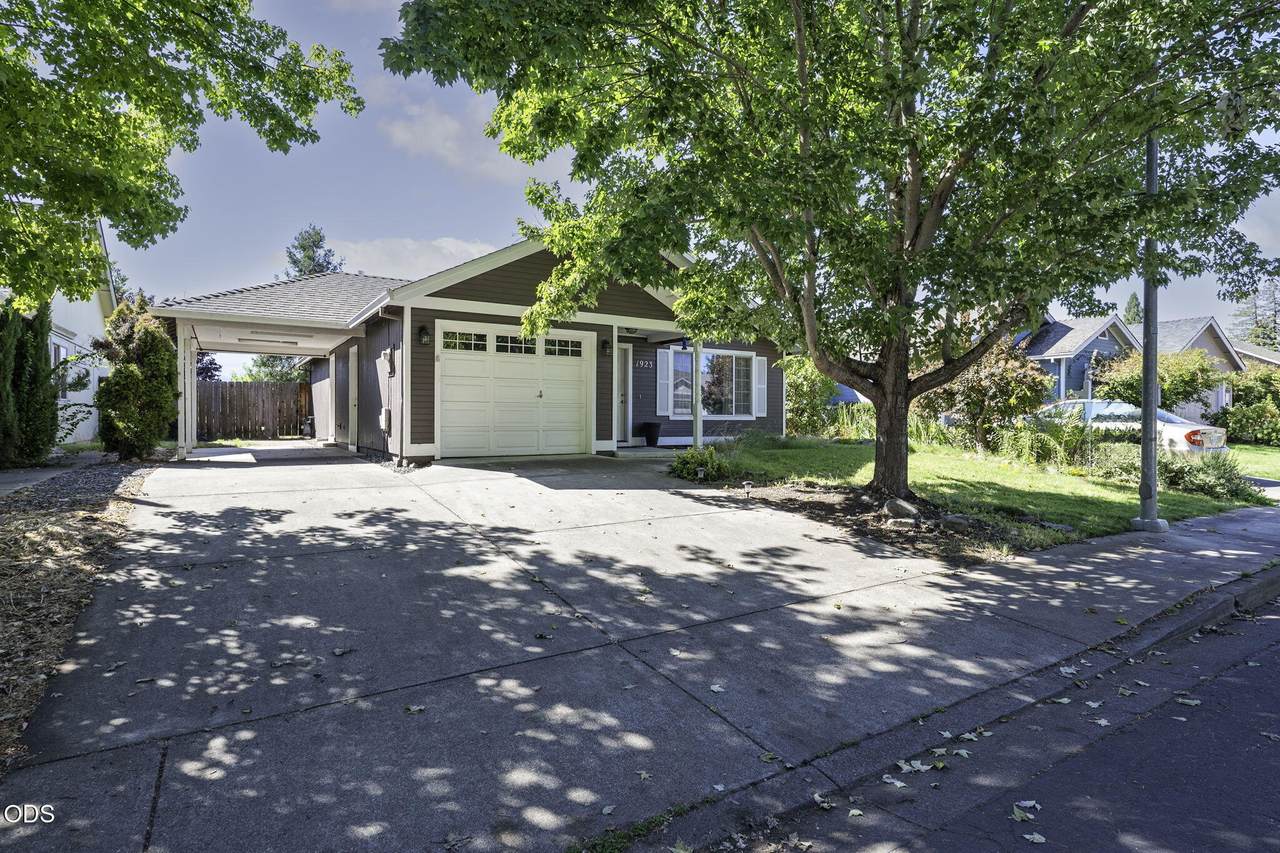 1923 Prune Street - Photo 1