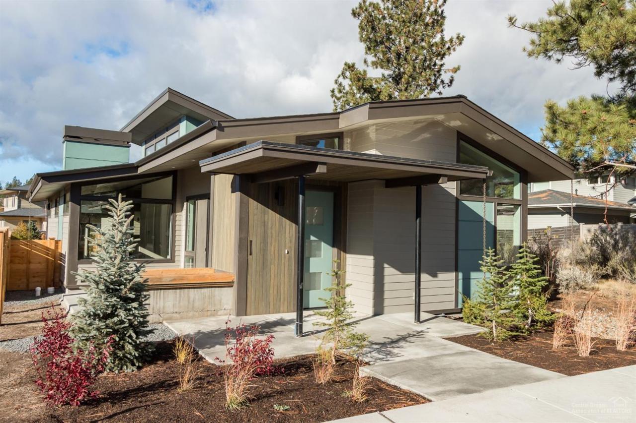 1871 NW Fields Street, Bend, OR 97703 (MLS #201603530) :: Birtola Garmyn High Desert Realty