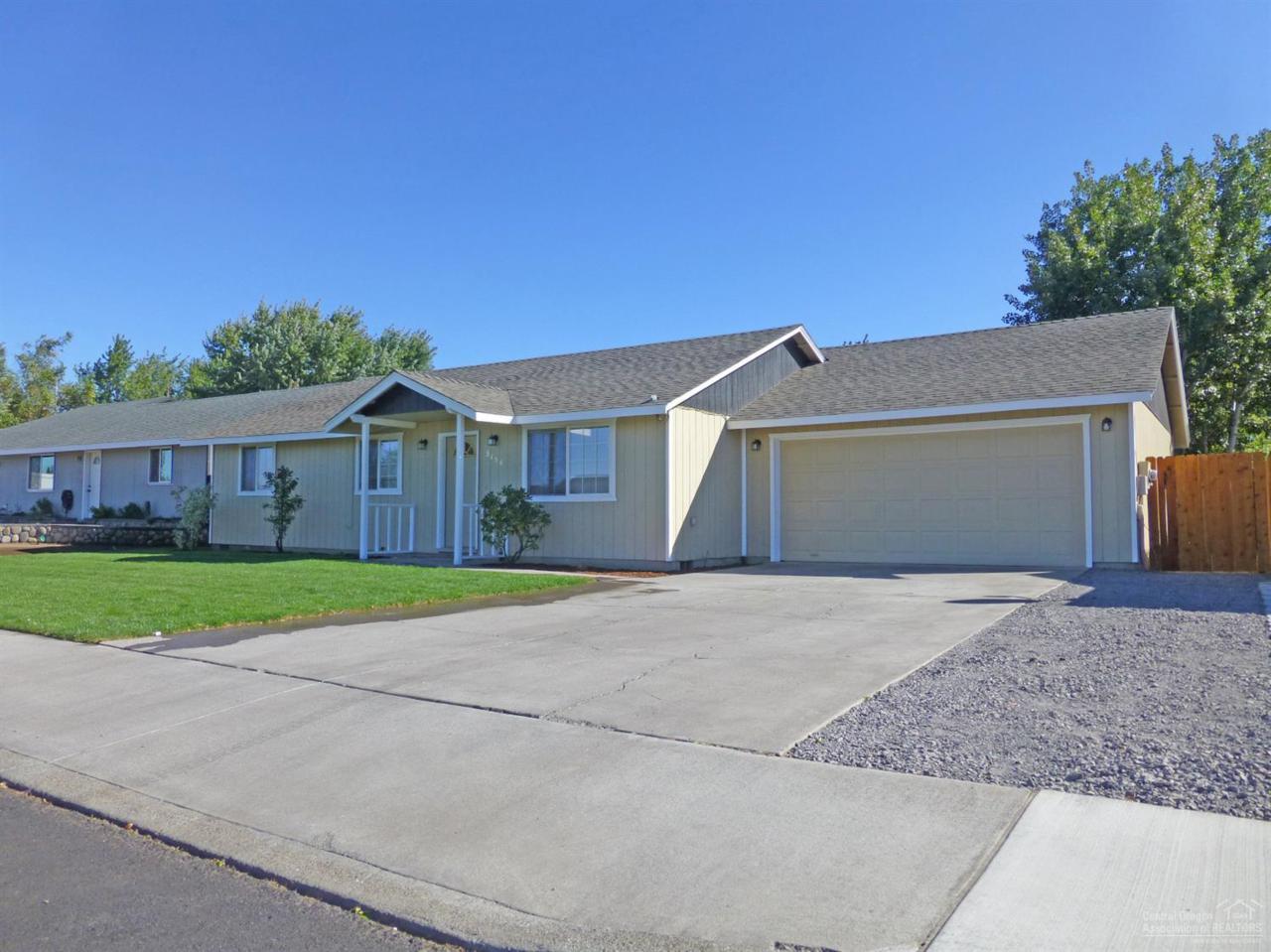 3156 SW Reindeer Avenue, Redmond, OR 97756 (MLS #201609397) :: Birtola Garmyn High Desert Realty