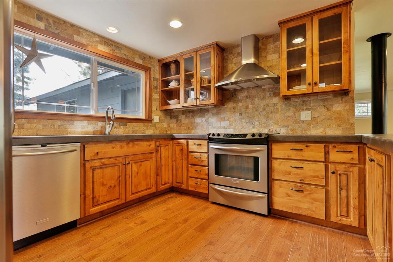 20350 Mahsie Court, Bend, OR 97702 (MLS #201609486) :: Birtola Garmyn High Desert Realty