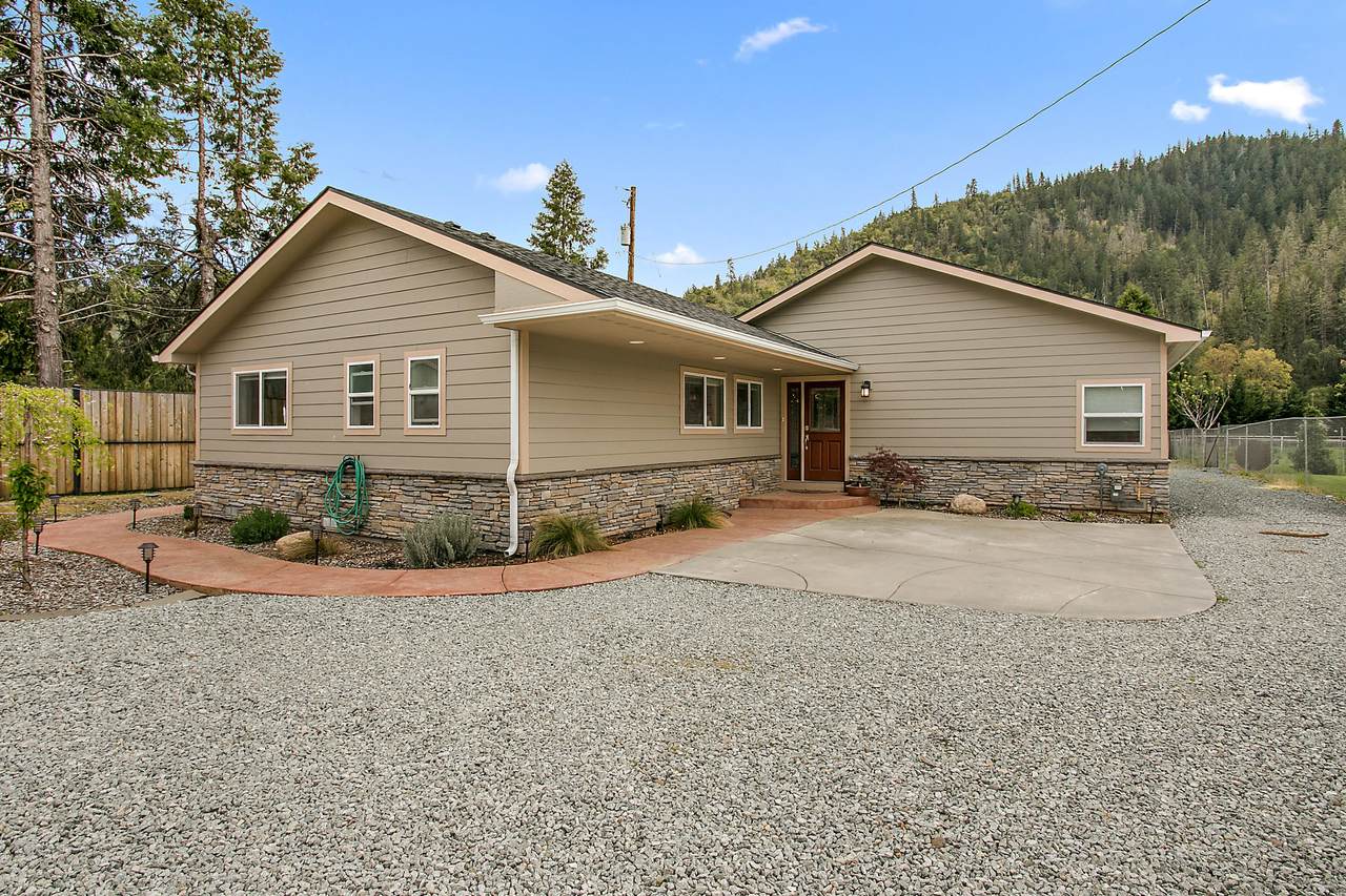 255 Rogue River Highway - Photo 1