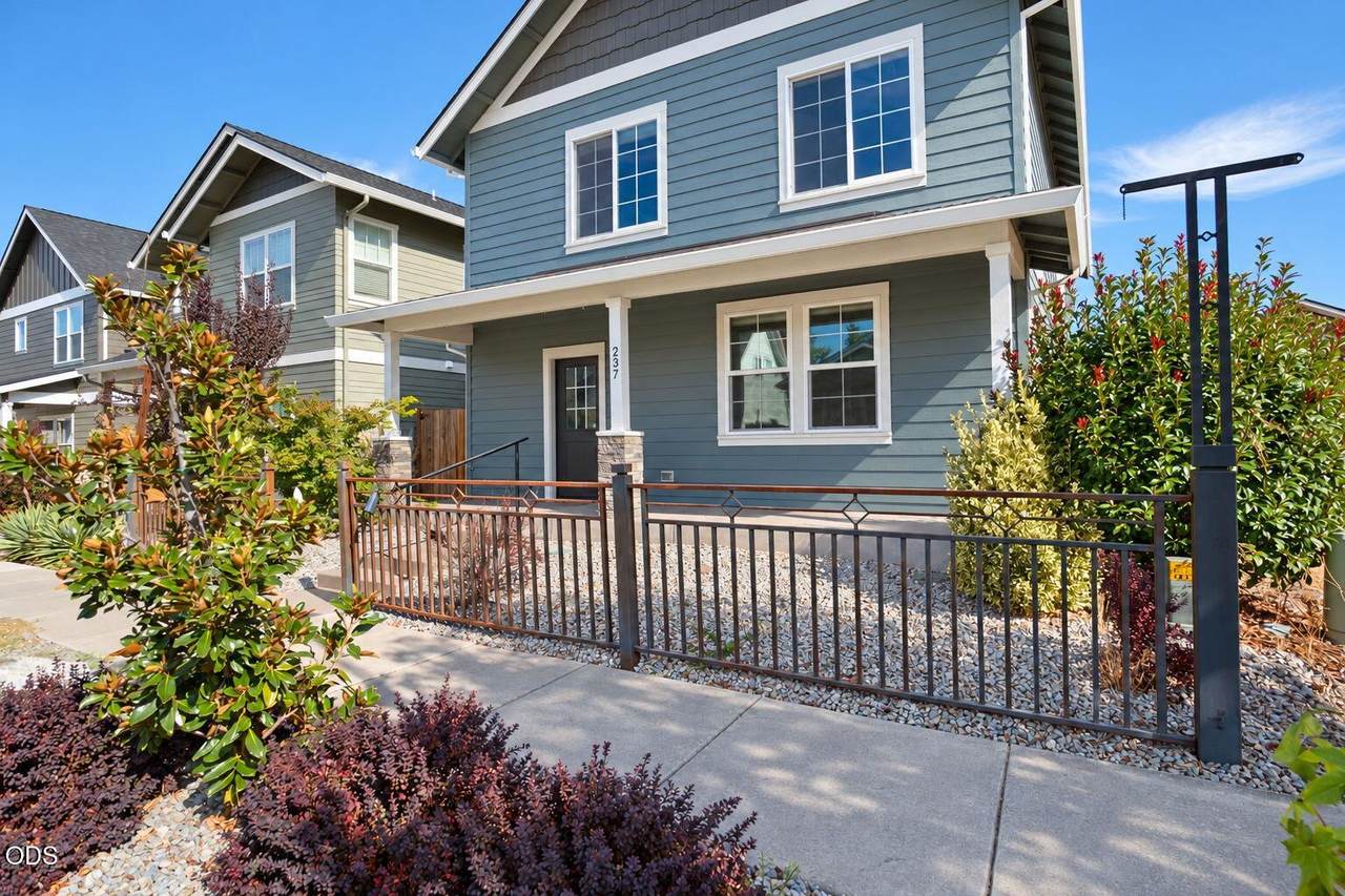 237 Willow Way - Photo 1