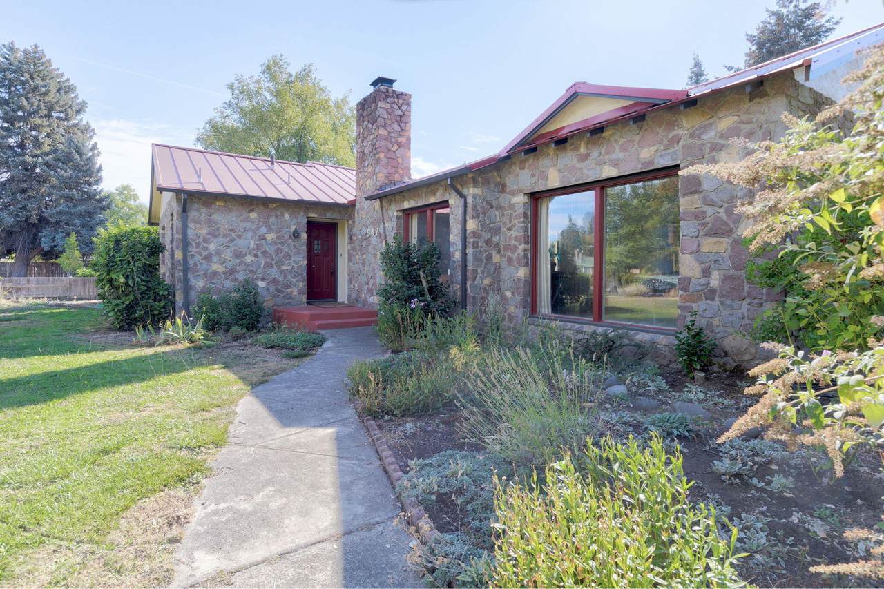 547 Oakdale Drive - Photo 1