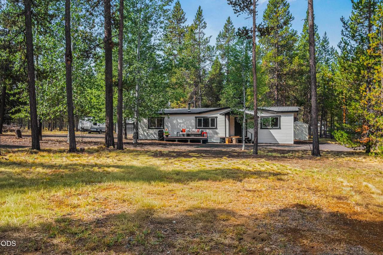 54761 Pinewood Avenue - Photo 1
