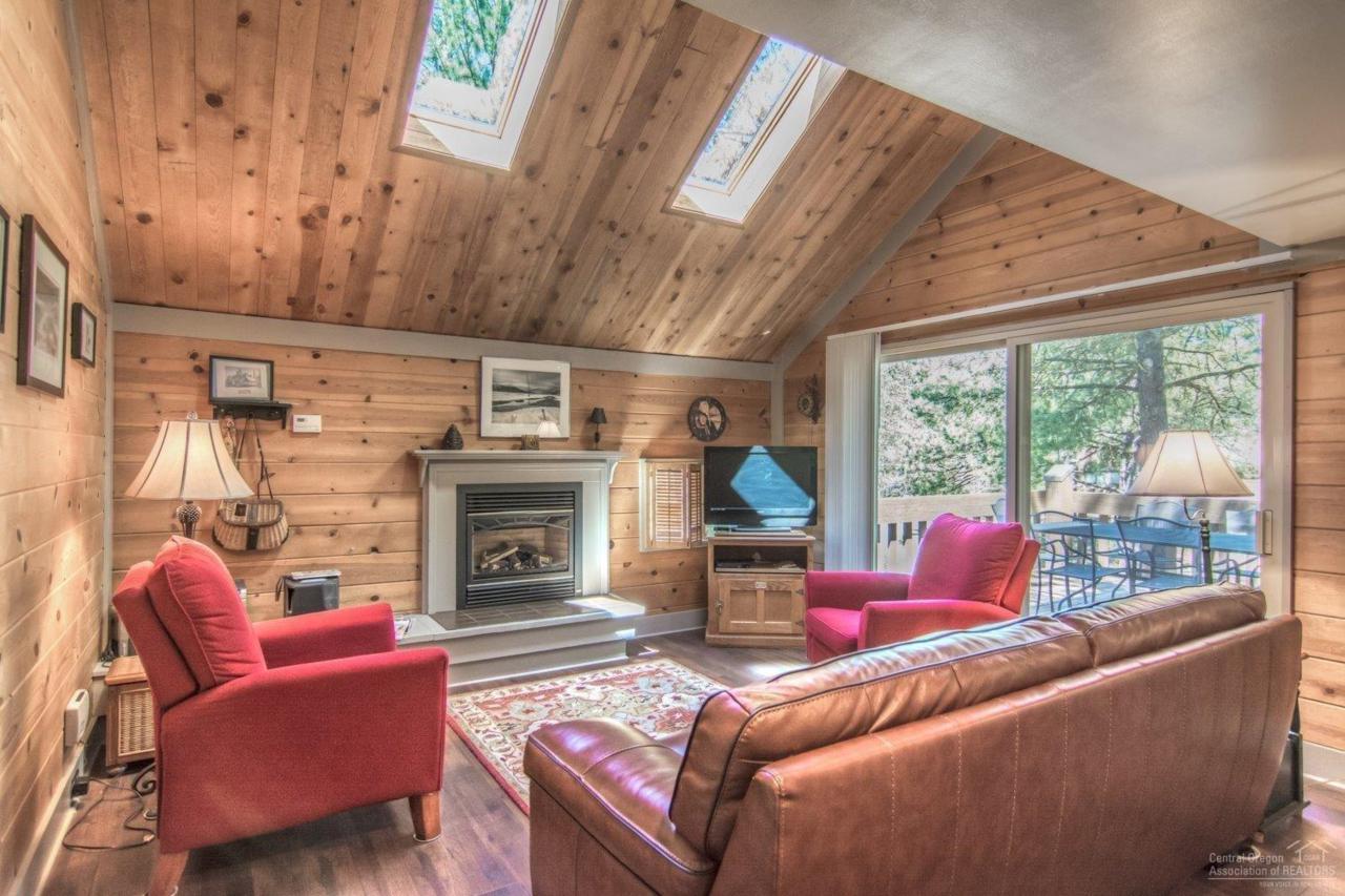 4 Pole House, Sunriver, OR 97707 (MLS #201605921) :: Birtola Garmyn High Desert Realty