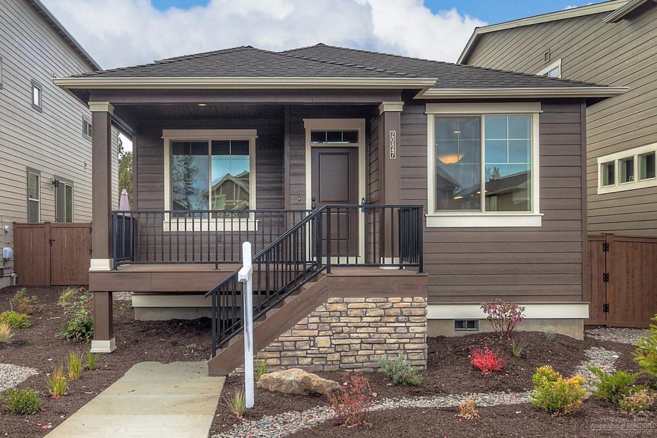 20847 Gateway Drive, Bend, OR 97702 (MLS #201607196) :: Birtola Garmyn High Desert Realty