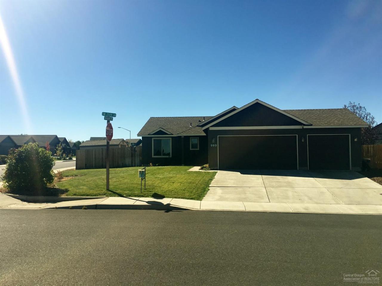993 SW 25th Lane, Redmond, OR 97756 (MLS #201609182) :: Birtola Garmyn High Desert Realty