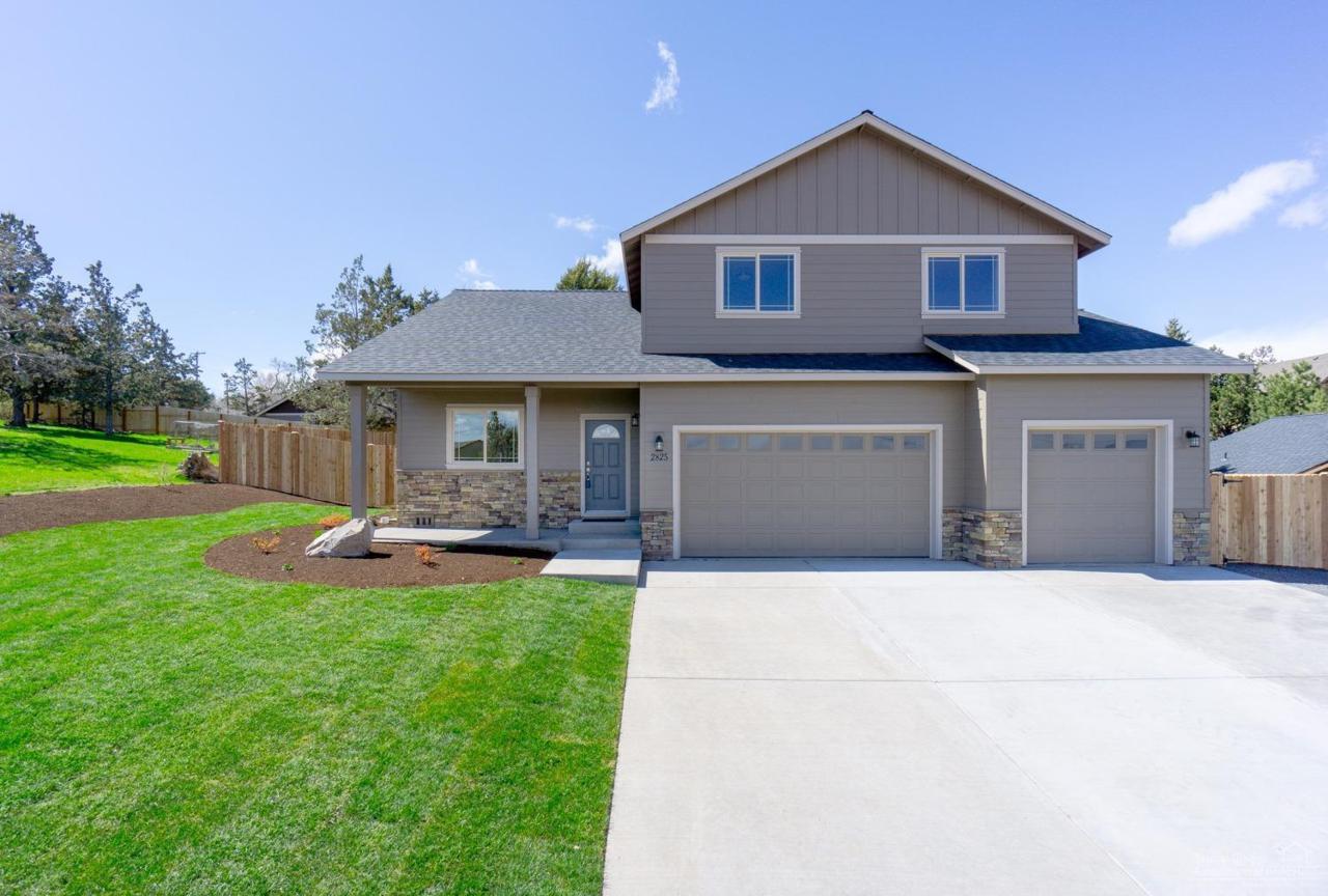 2825 SW 32nd Street, Redmond, OR 97756 (MLS #201700148) :: Fred Real Estate Group of Central Oregon