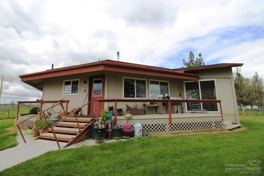 4074 SW Reif Road, Powell Butte, OR 97753 (MLS #201605185) :: Birtola Garmyn High Desert Realty