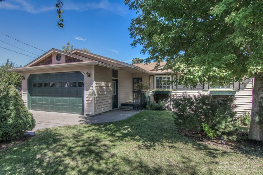 1712 SW 21st Street, Redmond, OR 97756 (MLS #201609500) :: Birtola Garmyn High Desert Realty