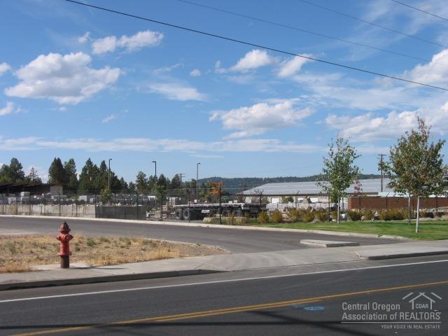 631 SE Woodland Boulevard, Bend, OR 97702 (MLS #201609783) :: Birtola Garmyn High Desert Realty