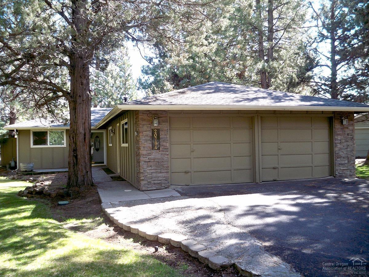 20784 St George Court, Bend, OR 97702 (MLS #201609923) :: Birtola Garmyn High Desert Realty