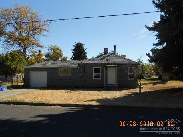 938 NW Elm Avenue, Redmond, OR 97756 (MLS #201610084) :: Birtola Garmyn High Desert Realty