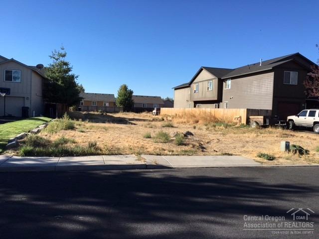 3022 SW Juniper Avenue, Redmond, OR 97756 (MLS #201610123) :: Birtola Garmyn High Desert Realty